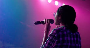 El hombre que inventó el karaoke, la innovación japonesa que se convirtió en una sensación&nbsp;mundial